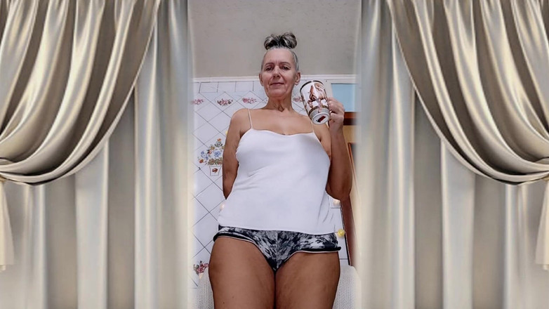 Lukerya: Gorąca gospodyni Domowa Lukerya. Zabawa flirt w kuchni online.