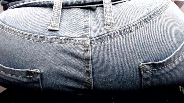 Maeling: Tiny Colony zdrobită în blugi denim și cur înțepat fără să știe