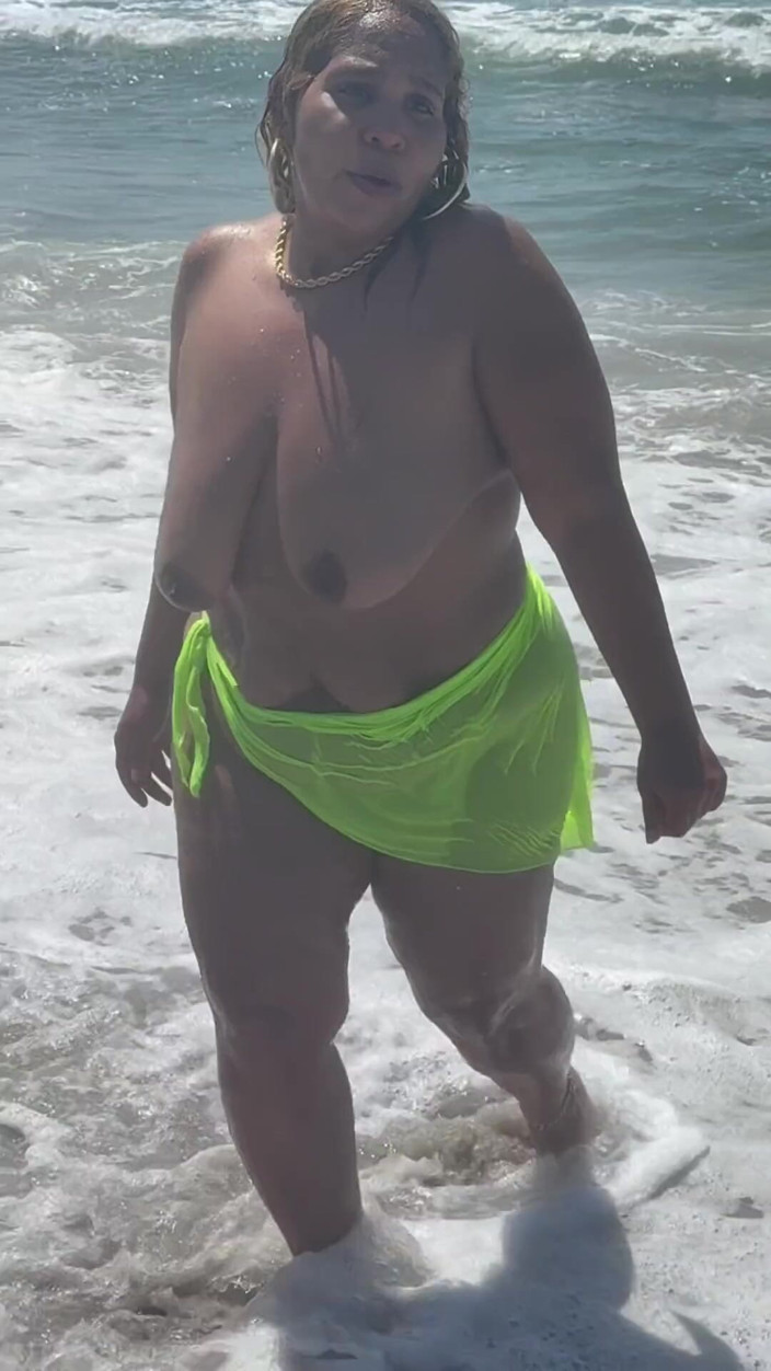 PutiLing: Culo gordo natural - provoca de piernas gruesas - areolas tetonas - tanga -...
