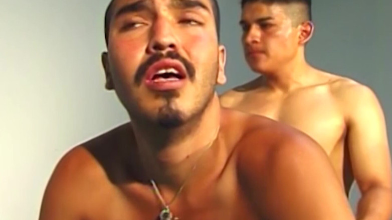 SEXUAL SIN GAY: Black Gay Fest Scena 1_latino przyjaciół uprawiających ostry seks w sali...