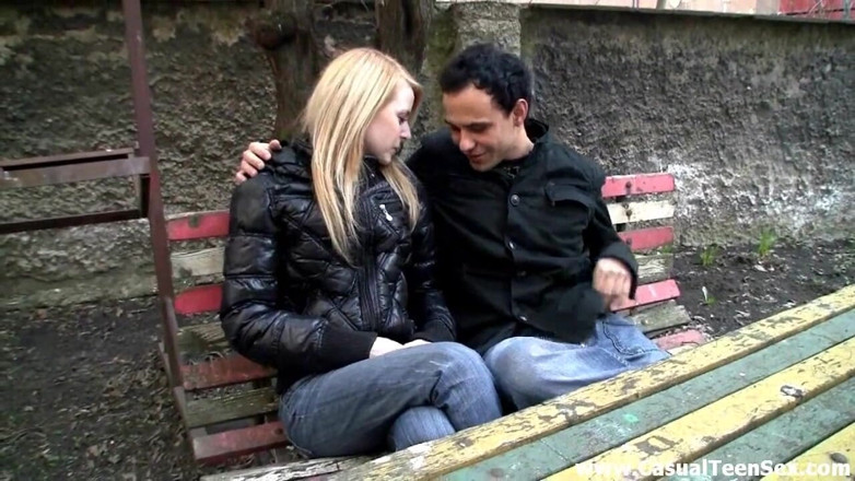 Casual Teen Sex: Timido, ma eccitato