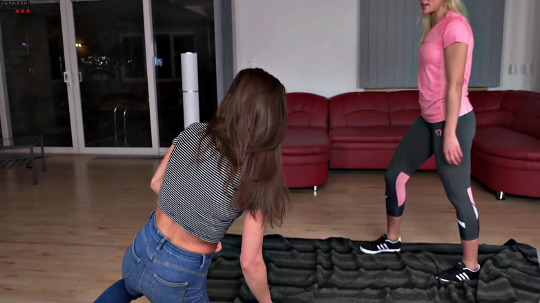 Defeated Sex Fight: Cherry ve Alyssa aşırı agresif dövüş dersinde