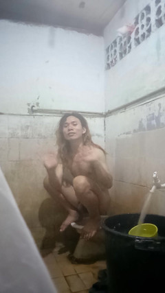 Reynalda Paler: La hermosa chica se baña en Cr