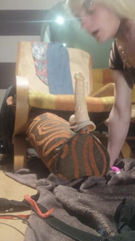 La cagna cavalca il dildo