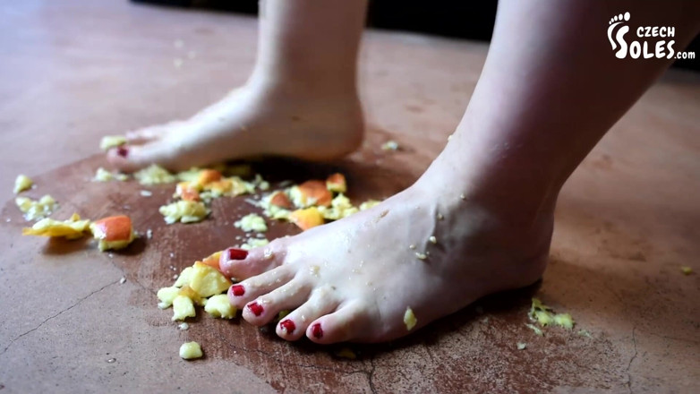 Czech Soles - foot fetish content: Büyük kız meyveleri ve seni büyük ayaklarıyla eziyor