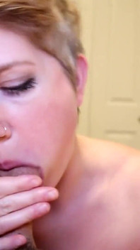 L'évaluation de la bite mène à une pipe et un creampie