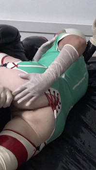 L'infermiera in lattice caldo gode di un piacere eccitante con una sega e una dura penetrazione. Video completo