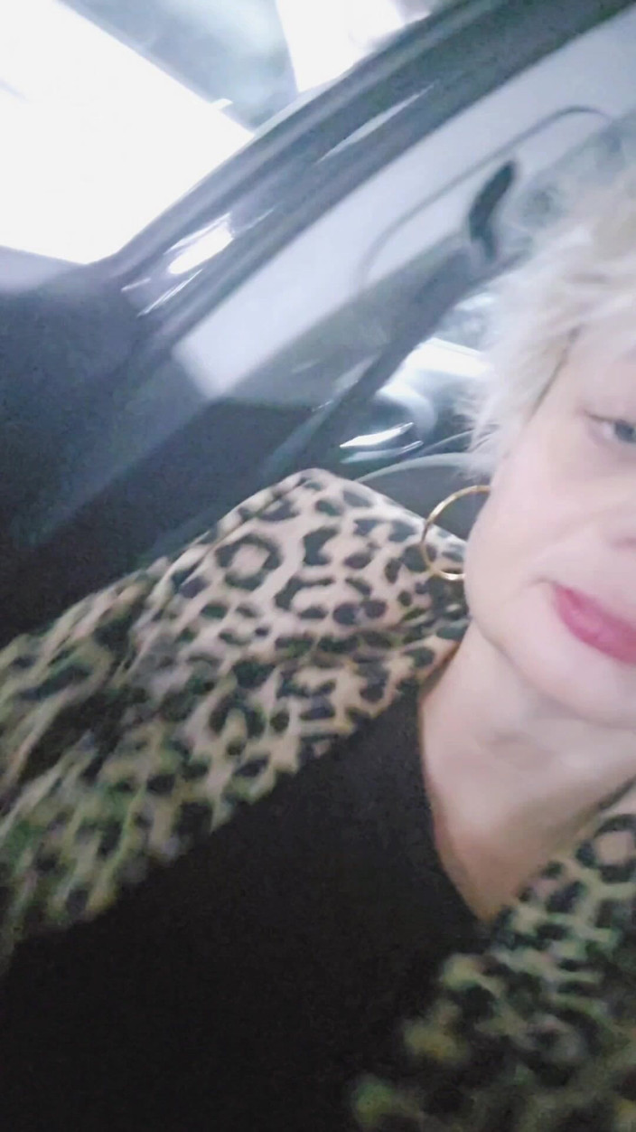 Sofy13: Dans la voiture, on attend une longue file d’attente