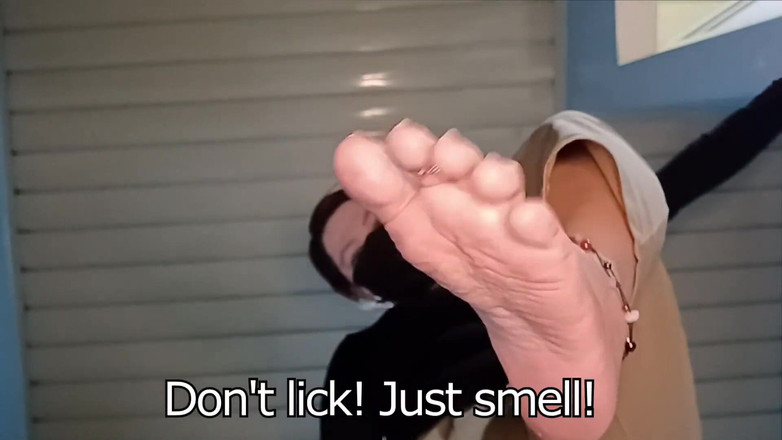 Queen Aurora: Drcení drobných zrůdek mými obrovskými nohami