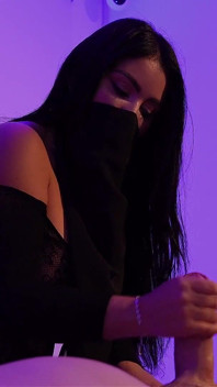 Maseura devine excitată când vede că penisul lui mare se întărește și ajunge să-l sugă, călărindu-se pe pacientul ei