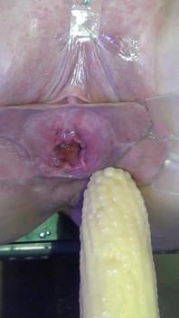 Vagina berkokok terbuka jauh secara mekanikal kacau dari sangat dekat 1