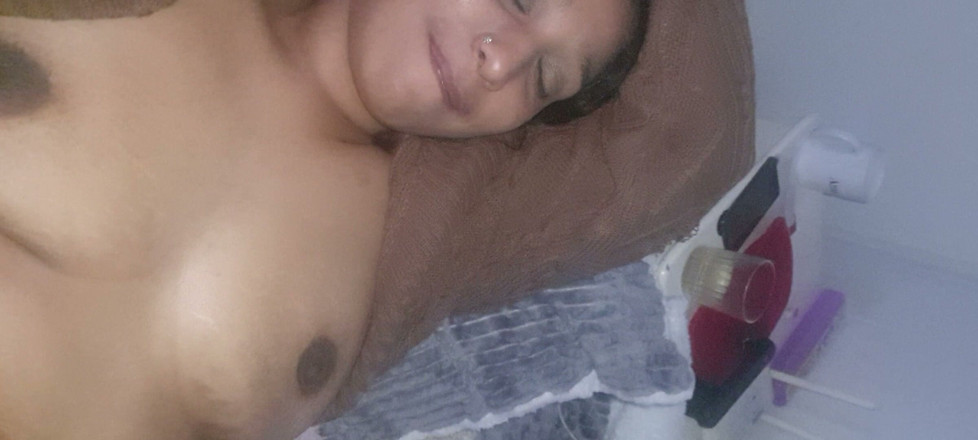IndyFire: 豊満なインド人MILFが自分のペニスを愛し、噴射する