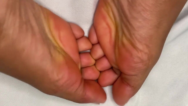 Pink Foxx: Pink Foxx kroutí prsty s francouzskou pedikúrou