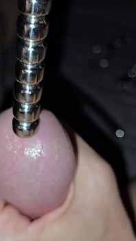 Suono il suo cazzo fino a quando non è scoppiato le sue palle su tutte le mani