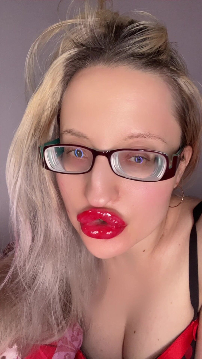 FinDom Goaldigger: Verhaal waarom ik mijn nieuwe dikke eyeglasses.MP4 niet draag