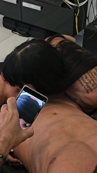 Deux Filles Super Chaude Saute Sur Un Homme Pour Le Sucer