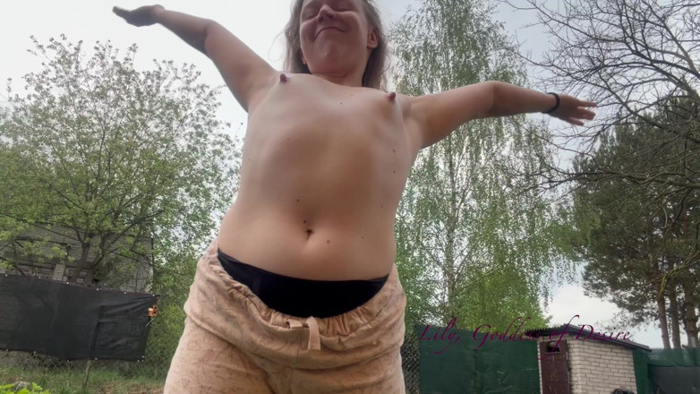 Lily, Goddess of Desire: Verrücktes Mädchen spielt nackt im Regen