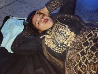 Pinky Bhabhi ha pressato le tette e ha mostrato la sua figa