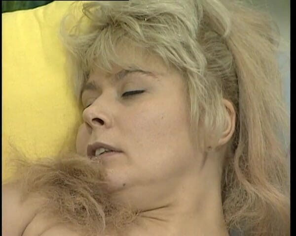 YOUR FIRST PORN: Sabrina Burstet Ihre Muschi - Sabrina își perie pizda