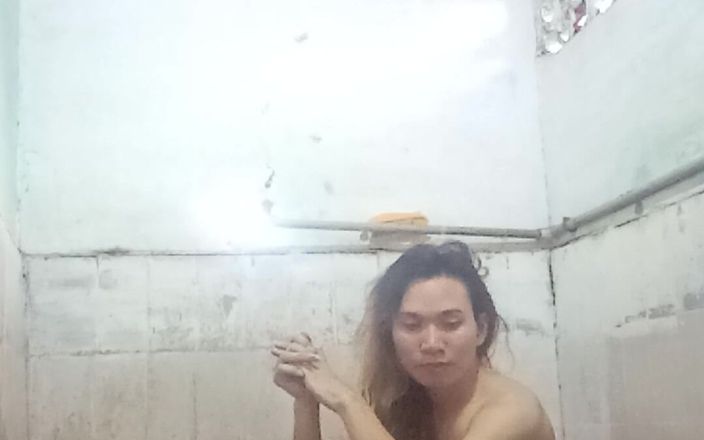 Reyna Alconer: Si cantik cantik di kamar mandi