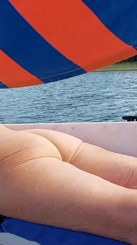¡mujer Madura Completamente Desnuda En Un Barco De Vela!