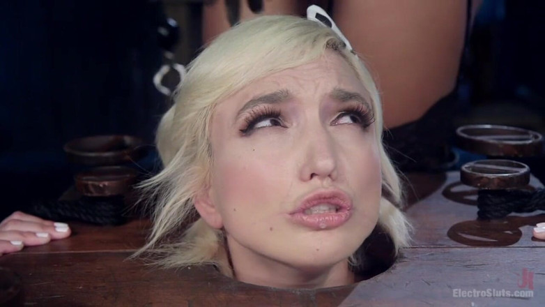 Electrosluts by Kink: Ateşli elektro seks oyuncağı: lezbiyen sürtük bağlı, şok olmuş ve sikiliyor!