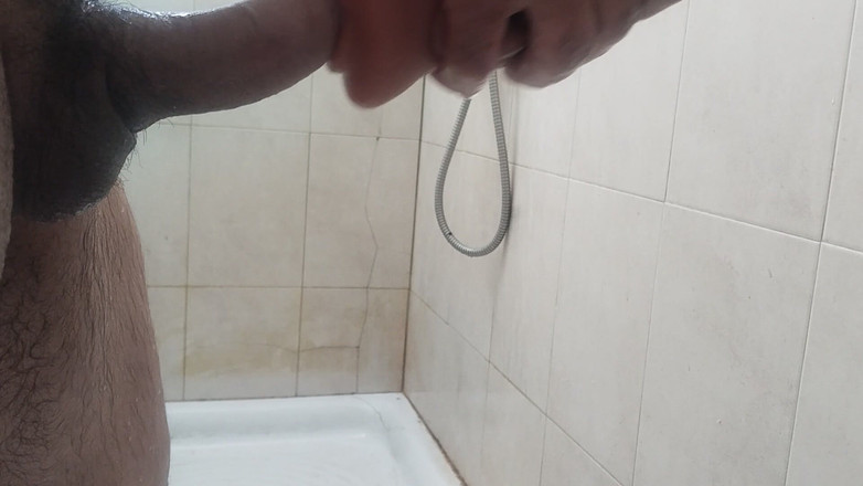 Silkybear143: सख्त और अच्छा लंड नहाते समय कामुक हो जाता है