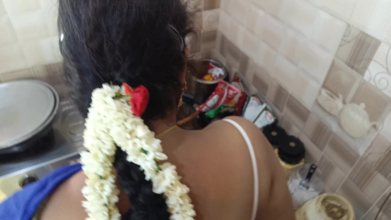 Inba: Ibu rumah tangga dan pembantu seks threesome di dapur 1