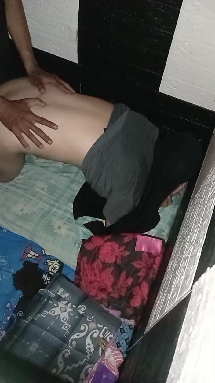 Famly sex: curul unei asiatice cu voal hijab care țipă de durere și se...