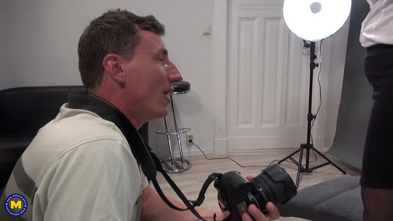 Mature NL: Tattooed mature gets screwed at the photo shooting