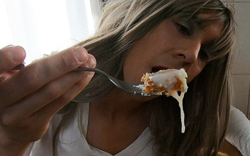 Horny Anne: Delicious Cum Cake Eating | Faphouse