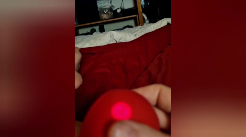 KittieNoOne: MILF se masturbează și ejaculează în timp ce vorbește la telefon