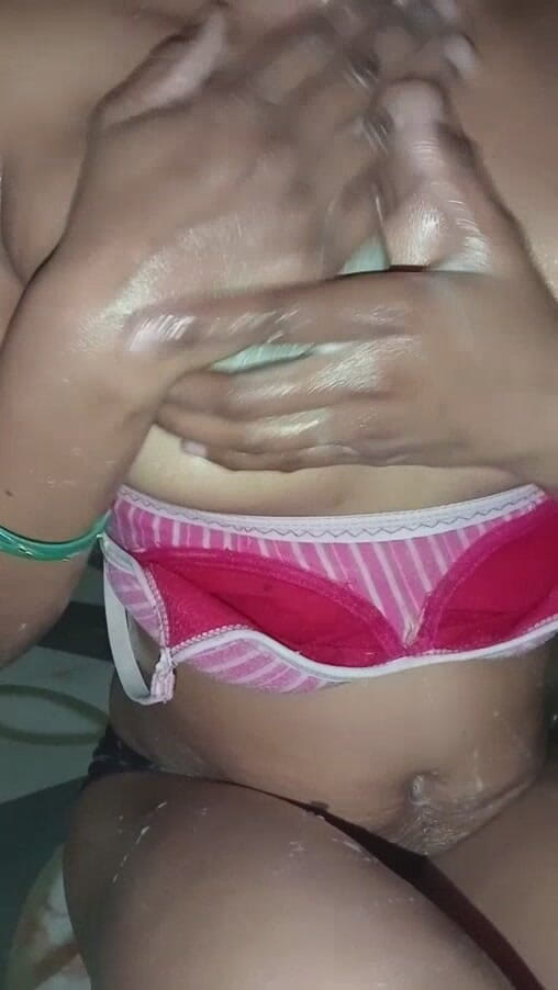 Ankurpriya000: Priya Bhabhi купается в обнаженном и показывает свою сладкую киску и большую задницу