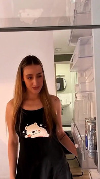 Una bellezza calda e carina nel dormitorio si toglie le mutandine per esibire la figa rasata e il culo grosso