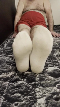 Les pieds du coach Karl dans ses chaussettes blanches [8893]