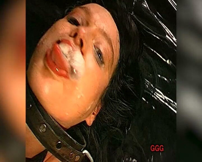Teen clips and best blowjobs: Ggg John Thompson - geketende slikslet in gangbang in de kelder