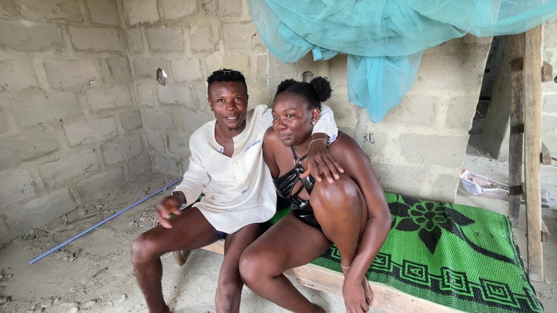 Sex naija 1: Một người phụ nữ trẻ 56 tuổi đến thăm thân mật với...