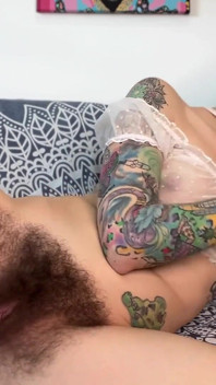 La ragazza di adora il cespuglio