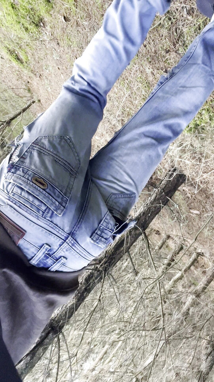 Apomit: Genç adam fahişe yabancılarla yürüyor ve teşhir ediyor