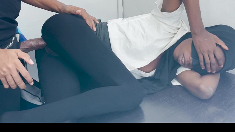 Petite Erotic Africa: Cette petite black aime prendre cette grosse bite