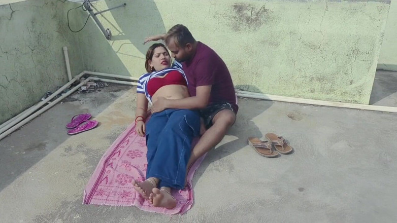 Sona bhabhi: Primeira vez que eu fodo minha meia-irmã no telhado, meio-irmão...