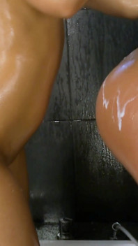 Caldo sesso lesbico dentro alla doccia con due MIlf brune naturali e un dildo fortunato