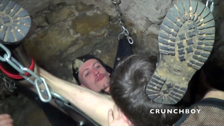 BAREBACK AND CREAMPIE CLUB: Băiat futut fără prezervativ de un twink în cur