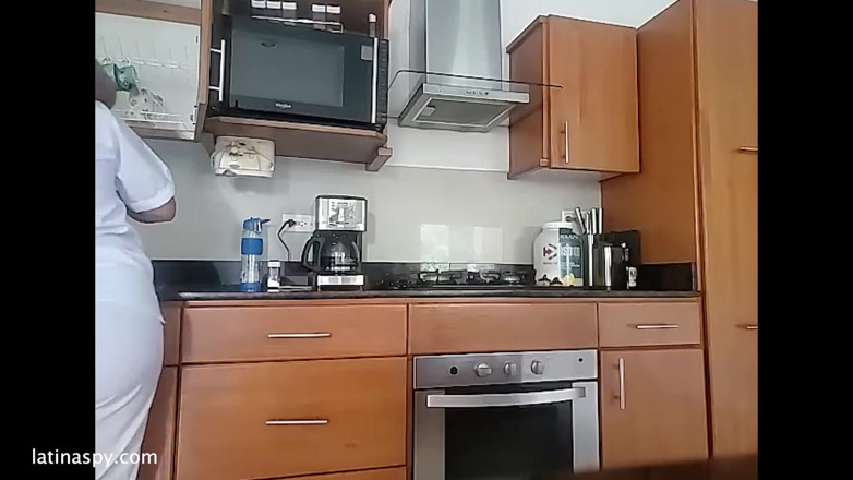 Latinaspy: Latina mucama con enorme culo consigue pantalones