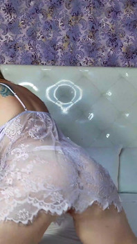 Samantha Gone Wild'ın oynadığı büyük sarışın götümün büyük siyah yarağını emmesini göster