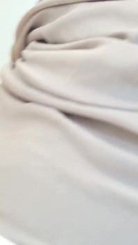 継息子は彼のムラムラした巨乳の継母が自慰行為をしているのを捕まえ、それから彼女をファックし、彼女は彼を彼女のマンコ、大きなおっぱいの中に射精させました