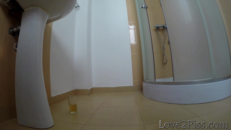 Love 2 Piss: グラスでおしっこ