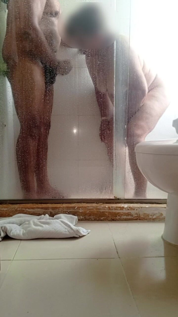 Milfta boohot: Mi scopo una matrigna MILF nel bagno dell'hotel