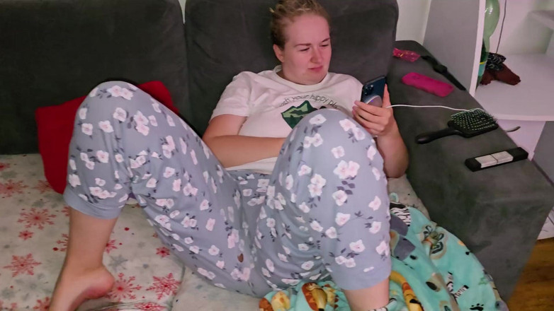 HNC Productions: Ich Spiele Mit Ihrer Süßen Muschi Mit Einem Lila Dildo