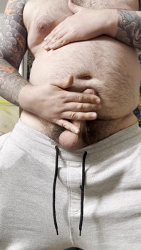 Velký chub si hraje s jeho břichem a pak kouří tlustou nálož
